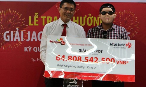 Thắc mắc người đeo mặt nạ nhận giải xổ số Vietlott