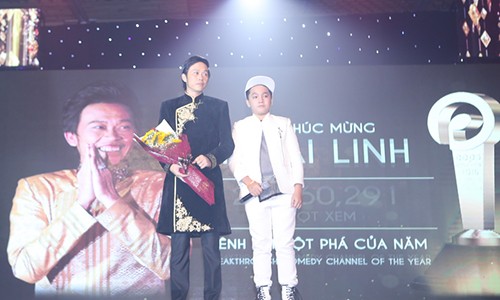 Hoài Linh xúc động nhận giải thưởng POPS Awards 2016