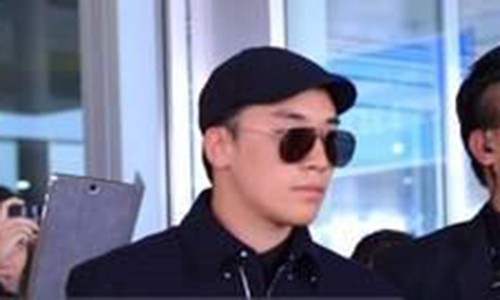 Seungri (Big Bang) được hộ tống bằng xe sang tại Nội Bài