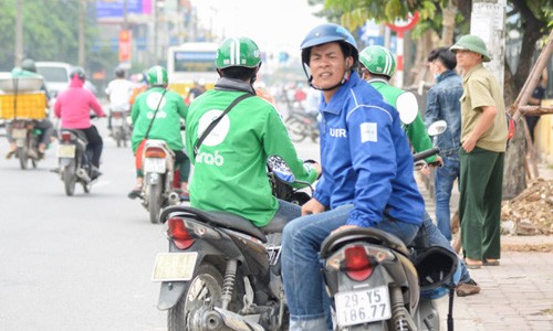 Hà Nội cấm dịch vụ đi chung xe của Uber, Grab