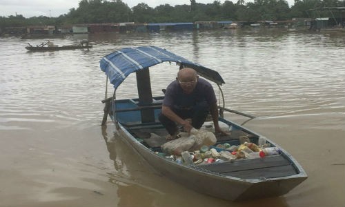 Xúc động chuyện tình ông bà U90 nhặt phế liệu trên sông