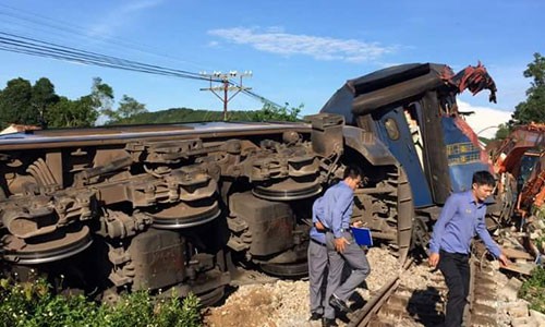 Kinh hoàng tàu trật bánh, đổ nghiêng, hàng trăm khách phát hoảng