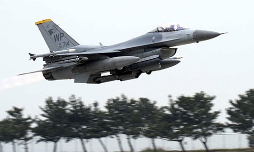 F-16 Mỹ bốc cháy, phi công trút nhiên liệu xuống hồ