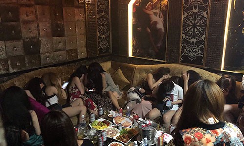 Hơn 60 cô gái “thiếu vải” chạy tán loạn trong quán karaoke không phép