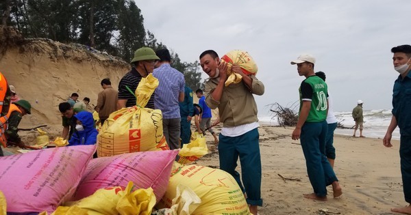 Miền Trung sạt lở, cô lập khắp nơi