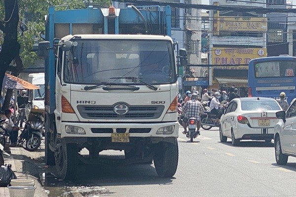 Xe chở rác mất thắng gây tai nạn liên hoàn ở TP HCM