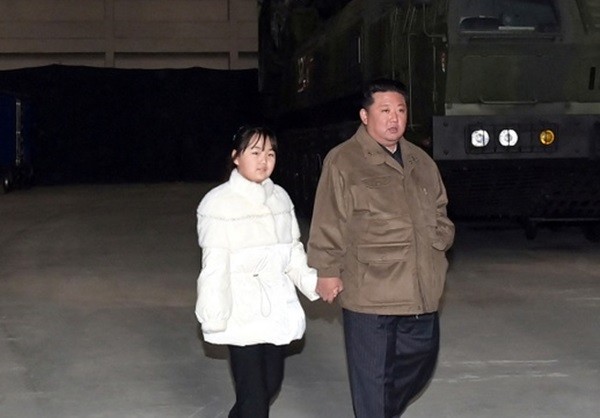 Ông Kim Jong Un và con gái xuất hiện tại buổi phóng ICBM