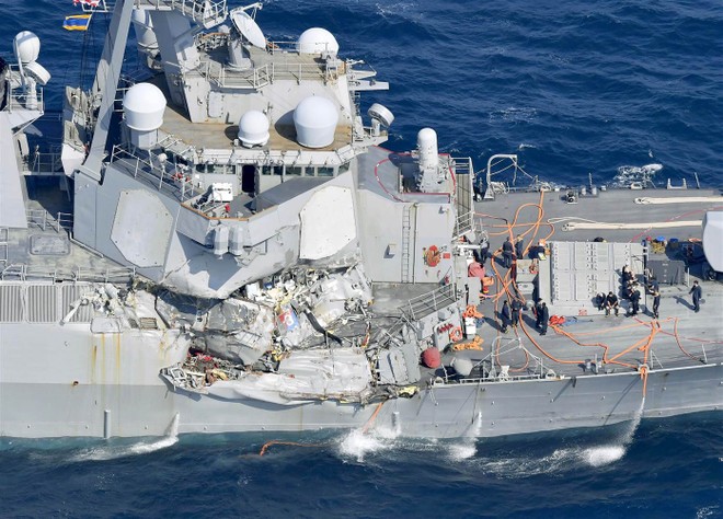 Vì sao tàu khu trục USS Fitzgerald bị tông nát bét?