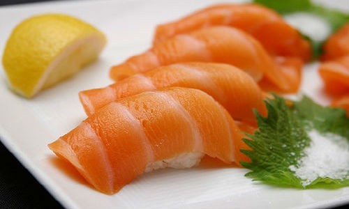 Xem người Nhật làm sushi cá hồi thượng hạng