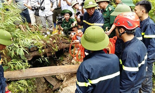 Vụ 3 phu vàng mắc kẹt: Đã đưa được 1 người lên