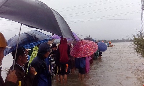 Hàng trăm người đội mưa đợi tin học sinh bị lũ cuốn