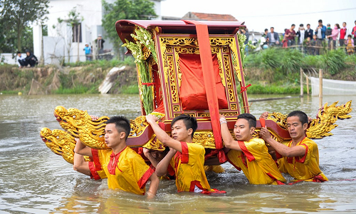 Ảnh: Rước kiệu lội ao lạnh suốt 5 giờ ở Thái Bình