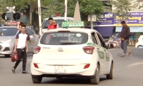 Video: Bị tố để taxi độc quyền, bệnh viện Bạch Mai nói gì?