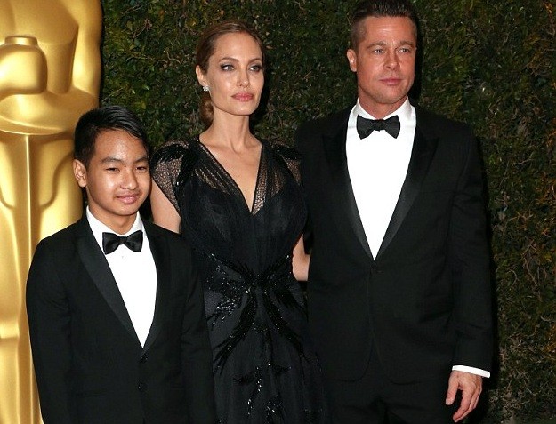 Angelina Jolie hạnh phúc bên con trai nhận Oscar nhân đạo