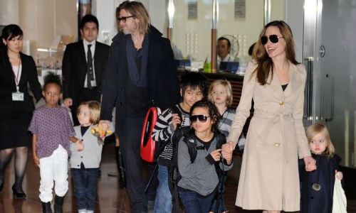 Angelina Jolie - Brad Pitt nhận thêm con nuôi ở Campuchia