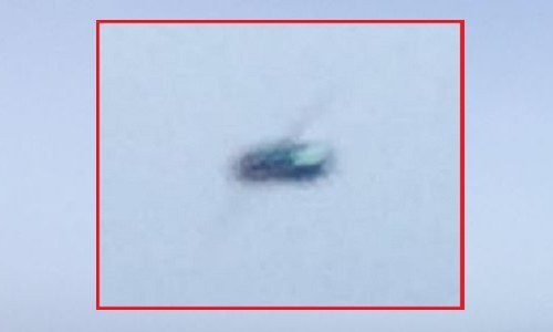 Kinh ngạc vật thể nghi UFO hình con bọ xanh ở Anh