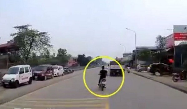 Video: Thanh niên phóng nhanh vượt ẩu, tông vào xe taxi rồi lộn nhiều vòng trên cao