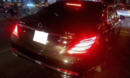 Mercedes-Maybach S600 bất ngờ lăn bánh trên phố Việt