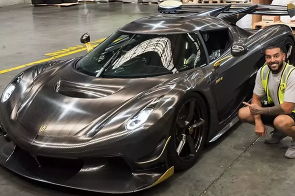 Triệu phú USD "gây sốc" khi ăn mặc giản dị nhận xe Koenigsegg Jesko 