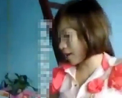 Clip chồng vác dao đánh ghen vợ “sốt” mạng VN