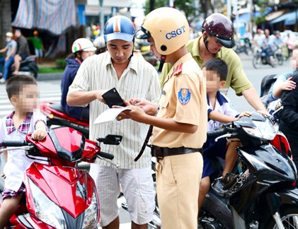 Ngày mai bắt đầu xử phạt người đội mũ bảo hiểm rởm 