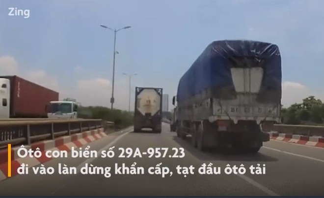 Video: Ôtô vượt phải, bị xe tải tông xoay 180 độ