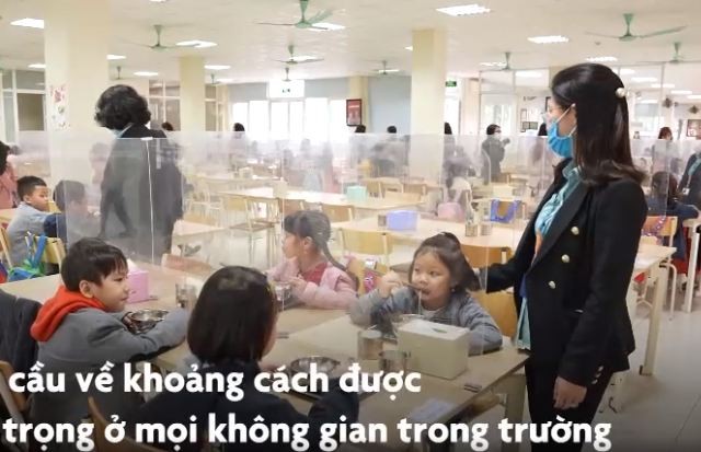 Video: Học sinh ngồi ăn qua vách ngăn khi trở lại trường