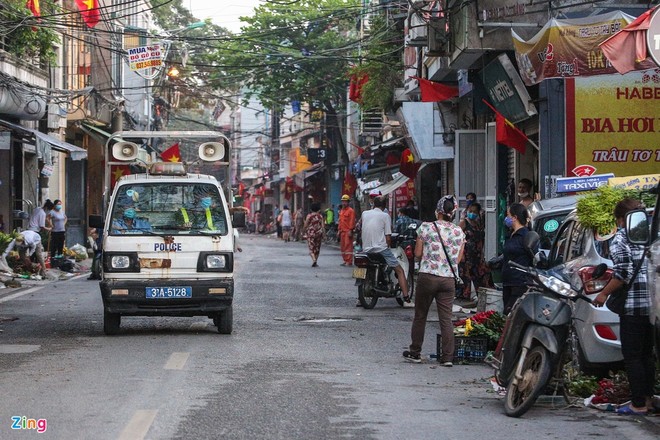 Tiểu thương chợ cóc vội vã dọn hàng khi công an xuất hiện