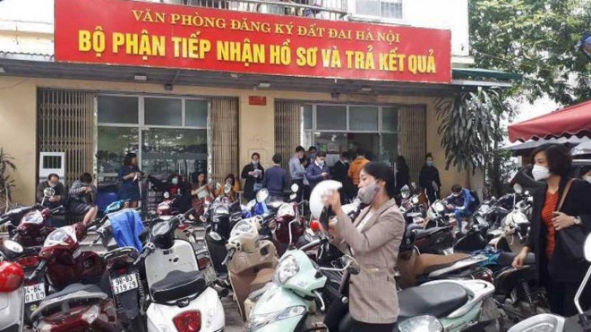 Cực nhọc mưu sinh giữa nắng bỏng rát ở Hà Nội