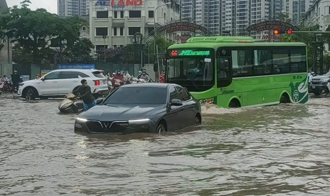 Hà Nội mưa lớn khiến Đại lộ Thăng Long ngập sâu gần 1 mét