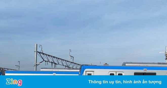 Tàu metro số 1 ở TP.HCM bị vẽ bậy