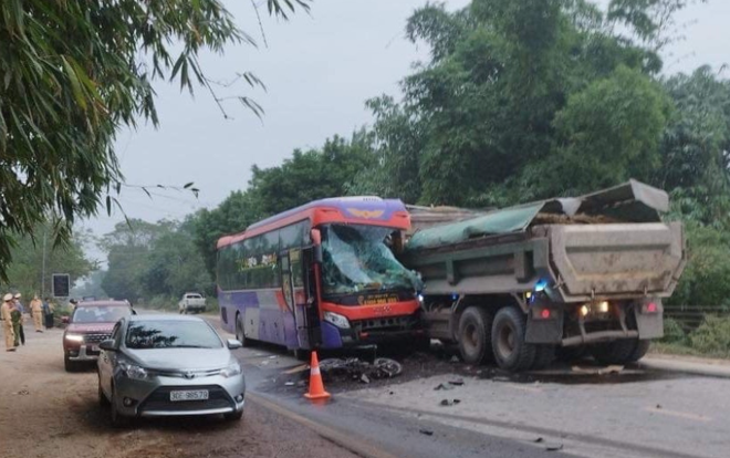 Tai nạn liên hoàn giữa ô tô và xe máy, 2 người tử vong