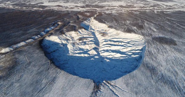 Hố sụt khổng lồ Batagay Crater ở Siberia- cổng vào thế giới ngầm