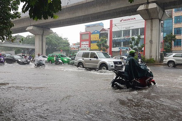 Hà Nội khuyến cáo người dân hạn chế ra đường khi bão số 1 đổ bộ