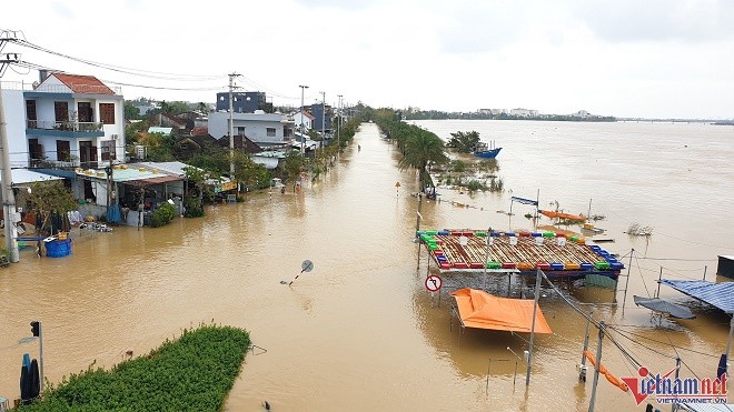 Mưa lớn “càn quét” 4 tỉnh miền Trung, nhiều nơi bị cô lập