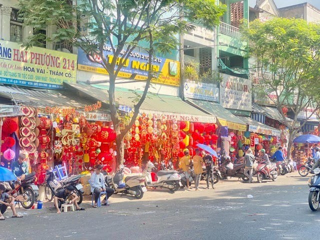 Phố bán đồ trang trí Tết vắng chưa từng thấy!