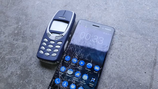 Nokia 6 và Nokia 3310 đọ sức ở thí nghiệm thả rơi