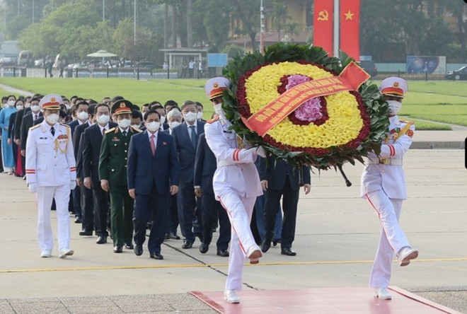 Lãnh đạo Đảng, Nhà nước và các tân đại biểu Quốc hội vào Lăng viếng Bác