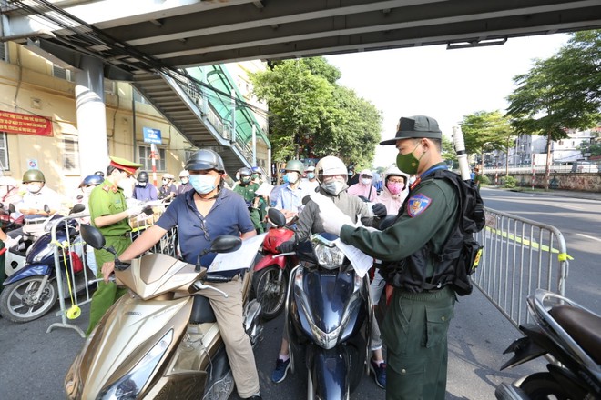 Giấy đi đường 4.0: Sao Hà Nội không “học theo” Đà Nẵng?