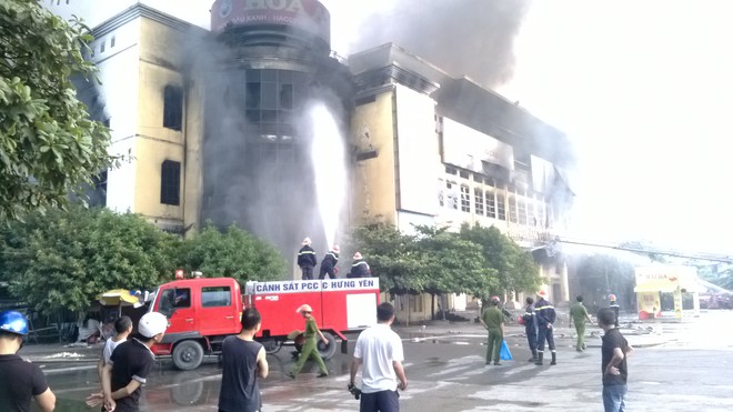 Cháy TTTM Hải Dương: Lửa lại bùng lên, cứu hỏa bất lực 