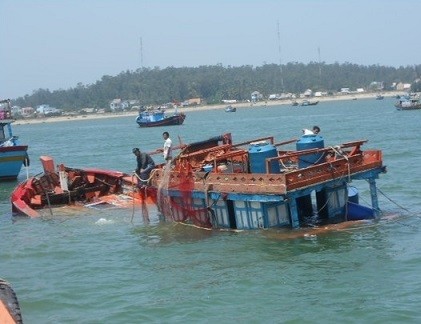 Tàu lạ đâm chìm tàu ngư dân, 2 người chết và mất tích