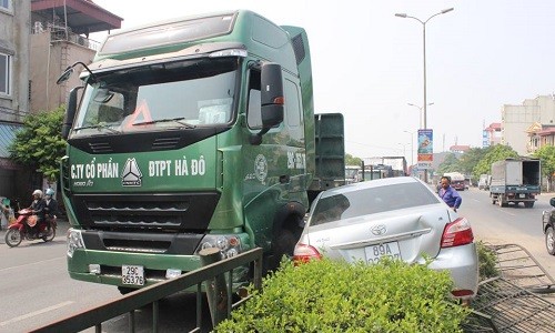 Container hất văng bánh Toyota Vios trên Quốc lộ 5