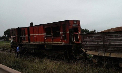 Ô tô đâm sầm vào đường tàu hỏa, 5 toa bị lật