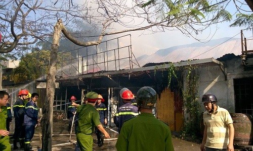 Lửa ngùn ngụt thiêu trụi cả dãy nhà hàng, quán bar Hải Phòng