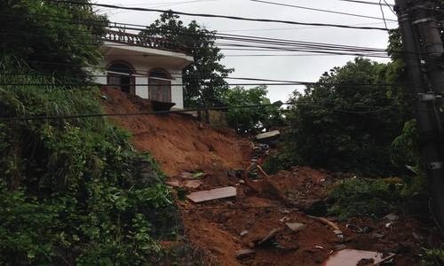 Sạt lở đất cực nguy hiểm do mưa lũ ở Quảng Ninh