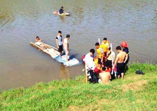 Bàng hoàng nam sinh trường chuyên Chu Văn An nhảy sông tự tử