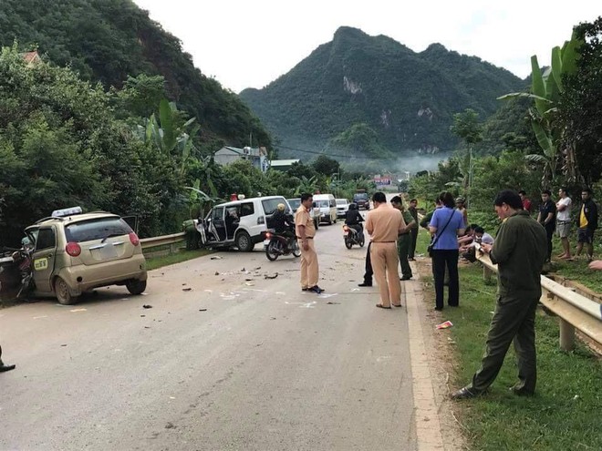 Xe cứu thương đâm trực diện taxi, một người tử vong thương tâm