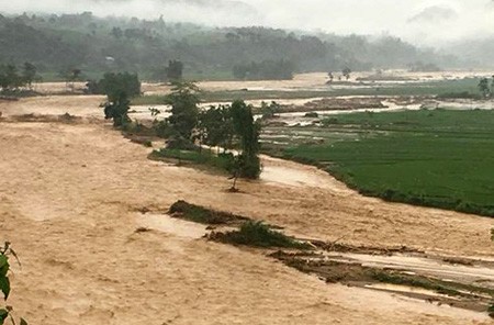 Lao ra cứu cháu bé, Phó bí thư xã bị lũ cuốn trôi