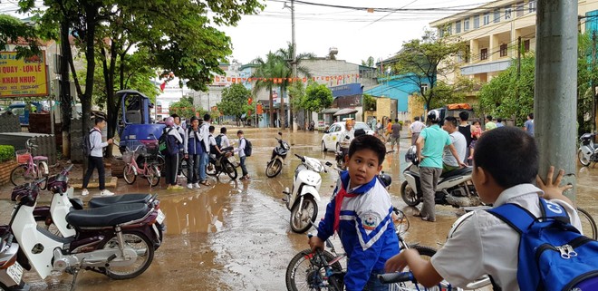 Lũ cuồn cuộn dâng, nhiều địa phương bị cô lập, nhà sập, người chết