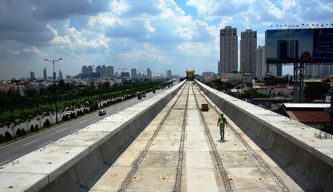 Sai phạm tại tuyến Metro số 1: Nên "xoay trục" từ tàu điện sang xe buýt